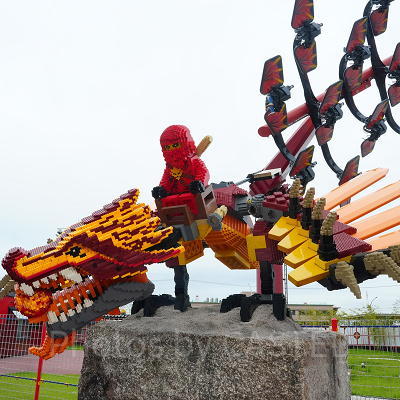 フライング・ニンジャゴーのライド（右奥）