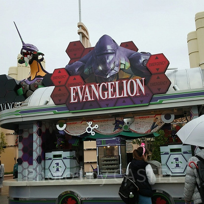 スペースファンタジーザライド前のフードカート(写真は期間限定「エヴァンゲリオン」バージョン)