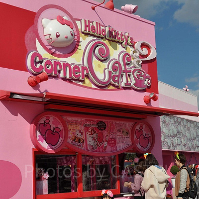 ユニバのハローキティのリボンコレクション横にあるフードショップ