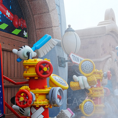 ジョリートロリーの車庫のシャワーからミストが噴射