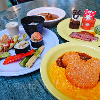 （右手前）ハッシュドビーフライス、エッグ添え