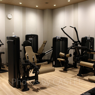 フィットネスでは本格的なウェイトトレーニングも可能