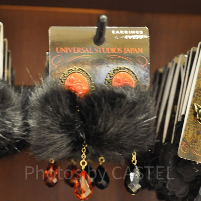 ユニバハロウィン2022グッズ：カメオ付きファーイヤリング
