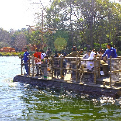 いかだに乗れば、探検の島はすぐそこに！