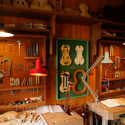 地球屋内のバイオリン工房