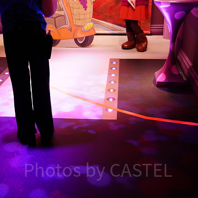 線の外側から距離を保ってグリーティング