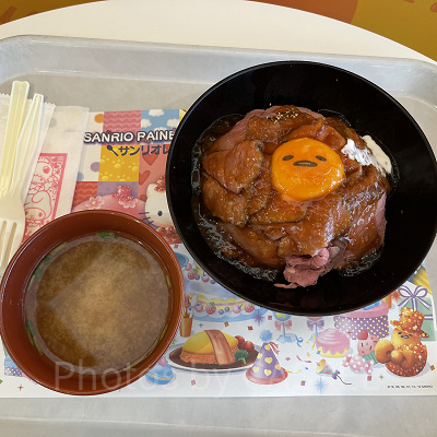 ぐでたまのローストビーフ丼