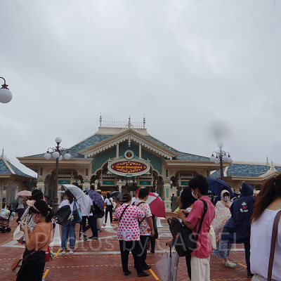 開園前に並び始めるゲスト