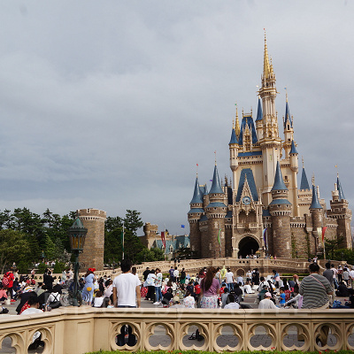 シンデレラ城前でキャラクターグリーティングを待つゲスト