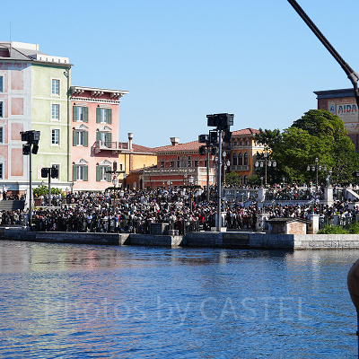 ディズニー・クリスマス・グリーティングをリドアイルから見るゲストの様子