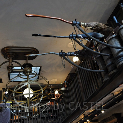 ハリーポッターエリアのディスプレイ「魔法の箒」／USJ