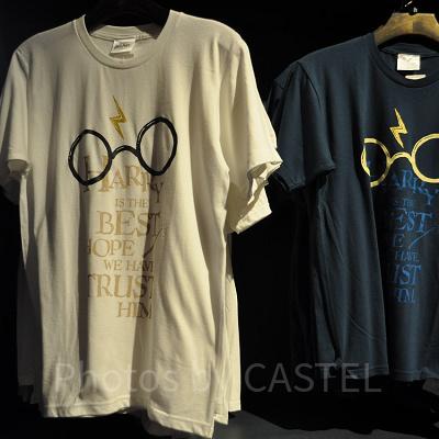 Harry’s Glasses（ハリーズグラッシーズ）のTシャツ（左・白、右・ミッドナイトブルー）
