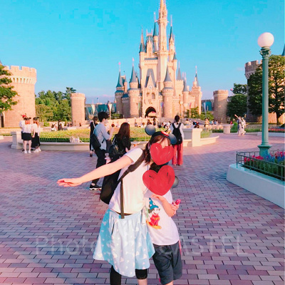 カチューシャ×Tシャツ×ディズニー風スカート×レギンス