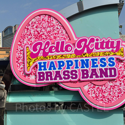 ハローキティハピネスブラスバンド看板