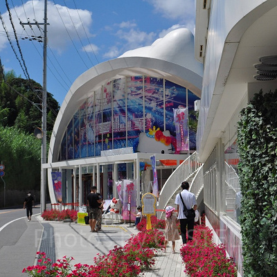 ハローキティスマイルは道路沿いにある