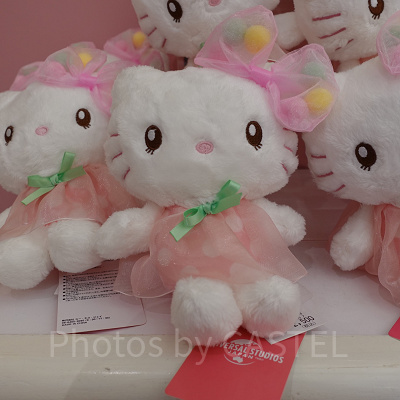 ハローキティのぬいぐるみ（ポンポンリボン）
