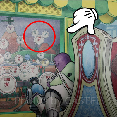 お皿を割るステージに隠れミッキー