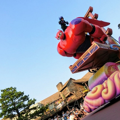 パレードに登場したヒロとベイマックス2.0