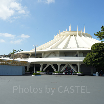 すり鉢状の建物が特徴のスペースマウンテン