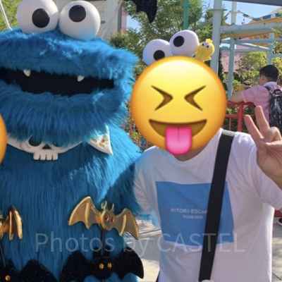 ヒトリエちゃんTシャツの筆者とクッキーモンスター