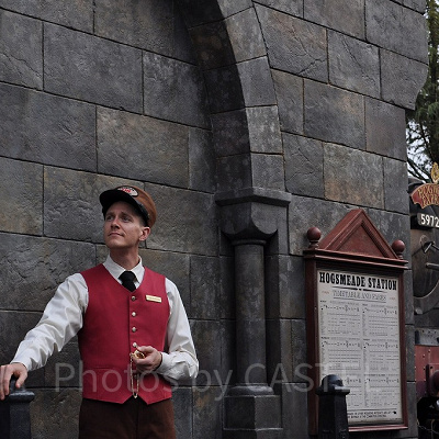 ハリー・ポッターエリアのホグワーツ特急と駅長／USJ