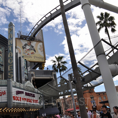 ハリウッド・ドリーム・ザ・ライド滑走レーンはゲストの頭上を走っている