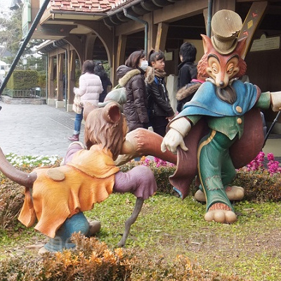 キツネの正直者ジョンと猫のギデオン