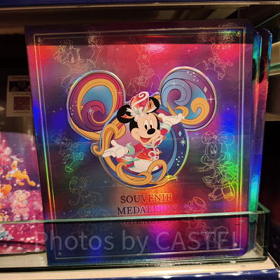香港ディズニー20周年「ミッキー＆フレンズ・グランドセレブレーショングッズ」：スーベニアメダルコレクションブック