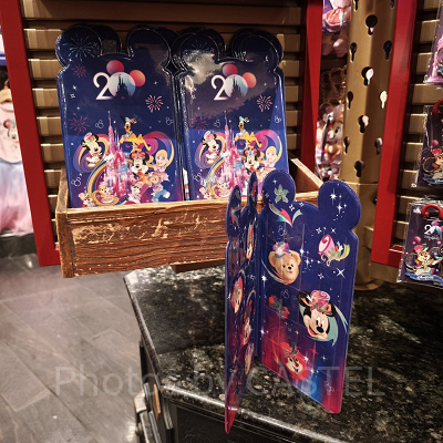 香港ディズニー20周年「ミッキー＆フレンズ・グランドセレブレーショングッズ」：スーベニアメダルコレクションブック