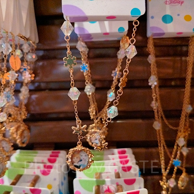 香港ディズニーアナ雪グッズ：アナとエルサのバッグチャーム（ショートチェーン）