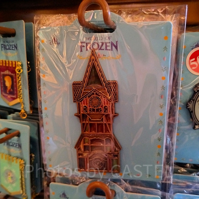 香港ディズニーアナ雪グッズ：時計塔型ピンバッジ