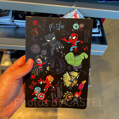 香港ディズニーマーベルグッズ:マーベルヒーロー総柄ペン付ノート