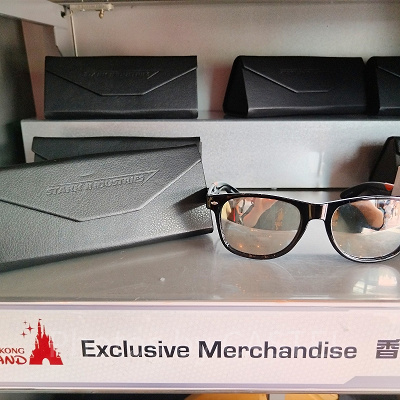 香港ディズニーマーベルグッズ：スタークインダストリーズのケース付サングラス