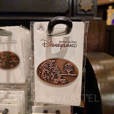 香港ディズニーミスティックマナーグッズ:スーベニアメダル型のピンバッジ