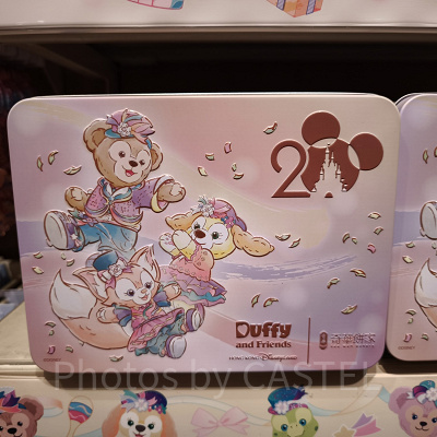 香港ディズニー20周年「ダッフィー&フレンズ・グランドセレブレーショングッズ」:奇華餅家コラボお菓子缶(シガール)