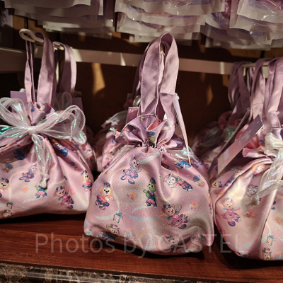 香港ディズニー20周年「ダッフィー&フレンズ・グランドセレブレーショングッズ」:お菓子入りミニバッグ