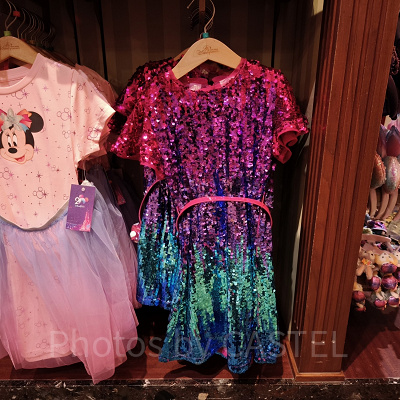 香港ディズニー20周年「ミッキー&フレンズ・グランドセレブレーショングッズ」:カラフル衣装