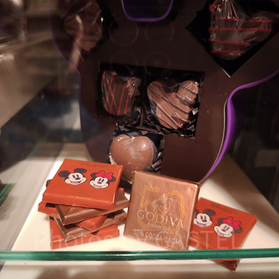 香港ディズニー20周年「ミッキー＆フレンズ・グランドセレブレーショングッズ」：GODIVAコラボミッキー型チョコレート缶