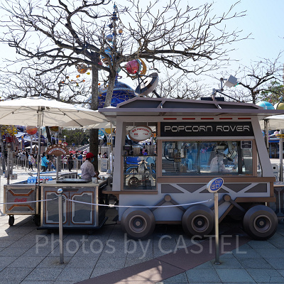 香港ディズニーランドのレストラン：トゥモローランドのポップコーンワゴン＆フードカート