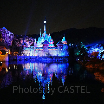 香港ディズニーのアナ雪エリア「ワールドオブフローズン」：アレンデール城のライトアップ