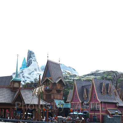 香港ディズニーのアナ雪エリア「ワールドオブフローズン」：エリア奥に見えるノースマウンテンと氷の宮殿