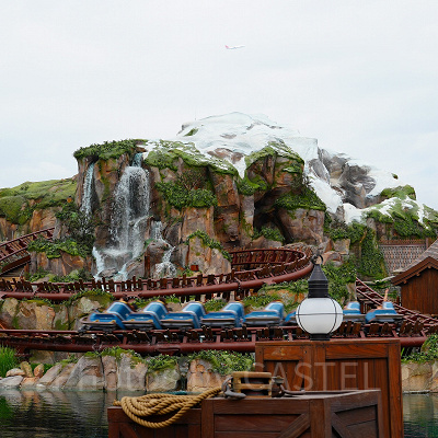 香港ディズニーのアナ雪エリア「ワールドオブフローズン」：ワンダリング・オーケン・スライディング・スレイ