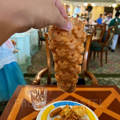 香港エンチャンテッドガーデンレストラン:パーク内の食べ歩きメニューとしても話題のミッキー型エッグパフ