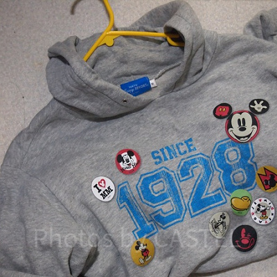 缶バッチ付パーカー