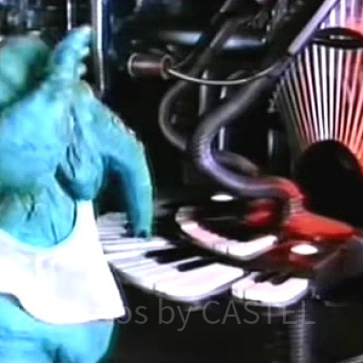 マイナードモが変身したキーボードを壊してしまうフーター