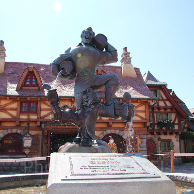 ディズニーランドプロポーズ場所：ガストンの銅像の前