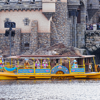 トランジットスチーマーラインに乗って登場