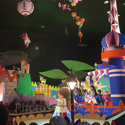 イッツ・ア・スモールワールドの人形たちはぎゅうぎゅう詰めではないけれど…