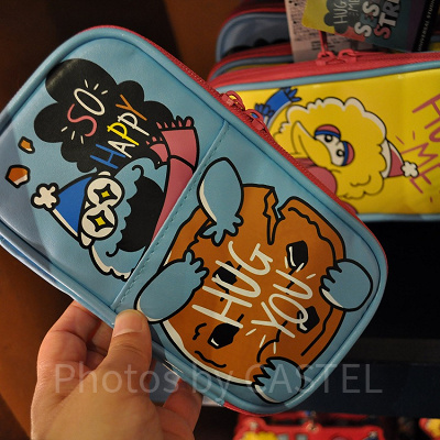 HUG ME!! HUG US!!の手帳型ペンケース