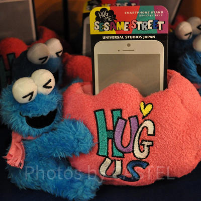 HUG ME!! HUG US!!のスマホスタンド